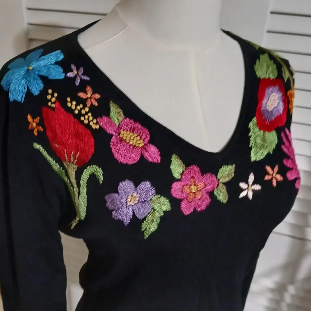 Michelle Nicole Sm Black Long-Sleeved Sweater Floral Embroidered Accents V Neck